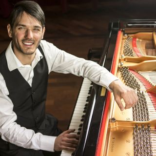 Le dolci note del pianoforte di Edoardo Turbil in un concerto all'Accademia di Musica di Pinerolo