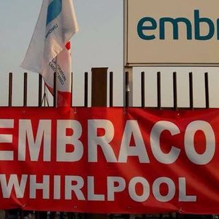 I cancelli dello stabilimento Embraco di Riva di Chieri con gli striscioni dei sindacati metalmeccanici