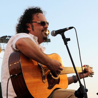 Fabio Caucino si esibisce venerdì 19 al teatro Magnetti di Ciriè