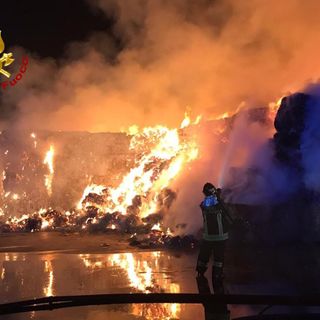 Carta da riciclare prende fuoco: paura nella notte per un incendio alla Benassi Ambiente di Grugliasco [VIDEO]