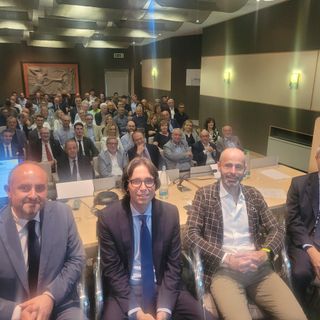 Relatori a un convegno di finanza