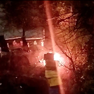 A fuoco i bidoni del condominio: nuovi attimi di tensione a Mirafiori Sud [VIDEO]