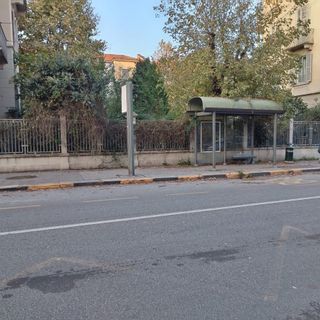 Fermate del trasporto pubblico soppresse nel mirino: “Restituite quello spazio alla sosta”