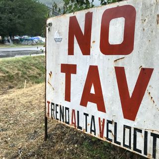 No Tav, inizia la giornata più lunga: migliaia di manifestanti sfidano la pioggia e puntano il cantiere