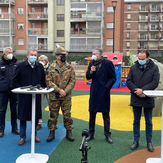 Covid, il generale Figliuolo all'hub vaccinale di via Gorizia: "Richiamo a 4 mesi scelta equilibrata"