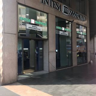 Coronavirus, Intesa Sanpaolo riorganizza le sue filiali e raccomanda di usare il web
