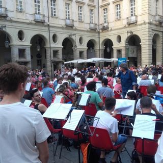 L’emozione di un’orchestra improvvisata in piazza a Torino (FOTO)