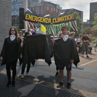 Il Governo a Torino contro l'inquinamento, Fridays For Future &quot;celebra&quot; il funerale del futuro [VIDEO]