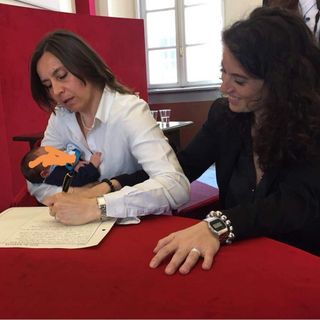 Altre &quot;città arcobaleno&quot; seguono Torino: 10 sindaci registrano figli di coppie omogenitoriali