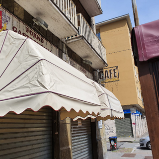 Erano aperti e con clienti nonostante i divieti: multati e chiusi per 5 giorni un kebeb e una gastronomia