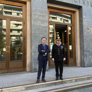 stretta di mano durante un incontro ufficiale