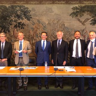 Persone sedute a un tavolo per siglare un accordo
