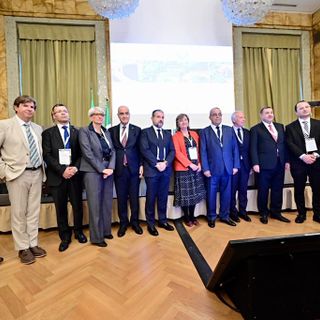 Foto di gruppo tra istituzioni e aziende Foto di gruppo tra istituzioni e aziende