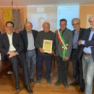 Nella foto il corridore Franco Balmamion, insignito della cittadinanza onoraria di Pomaretto