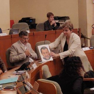 La consigliera Frediani consegna la maschera di Salvini al presidente Cirio