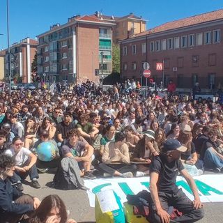Caldo torrido, anche a Torino i Fridays for Future scendono in piazza per lo sciopero per il clima