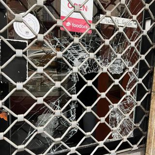Furto alla pasticceria Maggiolini: vetrina distrutta da un tombino e negozio messo sottospra