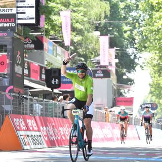 ciclista taglia il traguardo