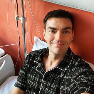 Il dj e producer Gabry Ponte in un letto di ospedale