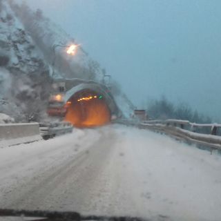 Sta arrivando la neve, dal pomeriggio a Torino in azione i mezzi spargisale e sgombraneve