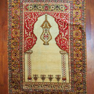 Il Mao guarda alla Mecca: una mostra di preziosi tappeti da preghiera