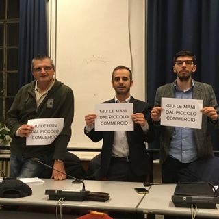 “Giù le mani dal piccolo commercio”: lo slogan di protesta contro il nuovo centro commerciale Nova Coop in via Botticelli