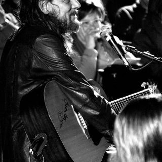 Gigi Giancursi e Lele Roma vestono Bob Dylan con le maschere di Pirandello