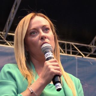 Salva la bimba caduta dal quinto piano, Meloni elogia Mattia: “Tanto onore a questo giovane eroe”