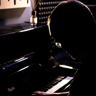 Giors il cantautore senza volto che narra la vita quotidiana