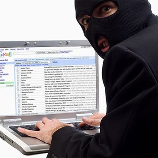Pirata informatico sottraeva i pagamenti digitali delle aziende con la frode: arrestato 30enne