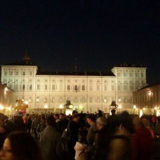 Folla delle grandi occasioni a spasso per Torino