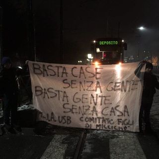 Gli occupanti di Falchera in corteo: “La lotta per la casa continua”
