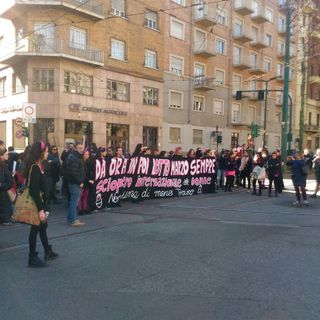 8 marzo in sciopero: la protesta davanti al Cinema Massimo di alcune manifestanti