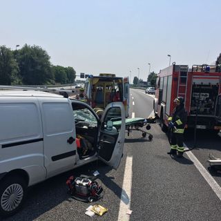 Grave tamponamento in corso Allamano: furgone si incastra sotto camion