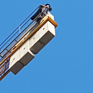 Torino, un uomo si è arrampicato su una gru in corso Vigevano (foto)