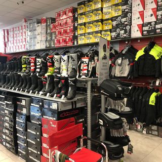 Stivali Alpinestars? Perché scegliere Motoabbigliamento