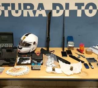 Pusher 28enne arrestato in casa: prima di aprire agli agenti ha provato a liberarsi di 1,5 etti di droga gettandoli dalla finestra