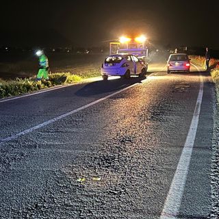 Auto esce fuori strada tra Scalenghe e Airasca