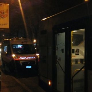 Cade salendo sul pullman 34, trasportato al Cto
