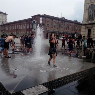 Finisce la scuola, grande party tra scherzi e gavettoni in piazza Castello a Torino (fotogallery)