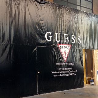 Torino, dalla telefonia all'abbigliamento: in via Roma arriva Guess