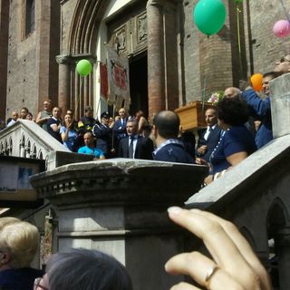 Moncalieri e l’ultimo saluto a Elisa: “Ci ha insegnato per cosa vale la pena vivere” (FOTO E VIDEO)