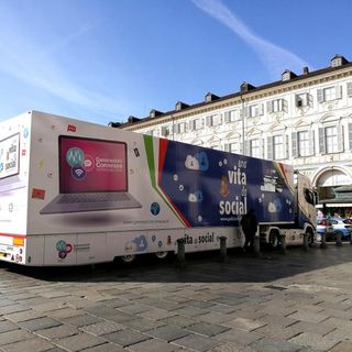 Una vita da social: il truck della Polizia di Stato fa tappa a Torino