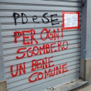 Si fa festa nonostante i muri imbrattati da frasi e manifesti contro il progetto collettivo