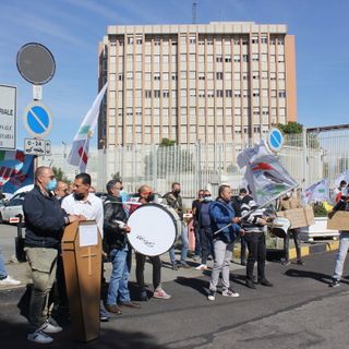 La protesta fuori dal carcere Lo Russo e Cutugno