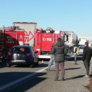 Tamponamento fra tir e bus sulla Torino-Milano: traffico paralizzato sull'autostrada (foto di archivio)