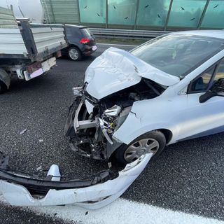 Autostrada A5, furgone si ribalta tra i campi: ferito il conducente
