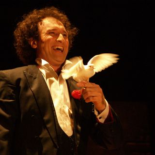 Il Mago Budinì, tra clown e illusioni al Circolo Amici della Magia