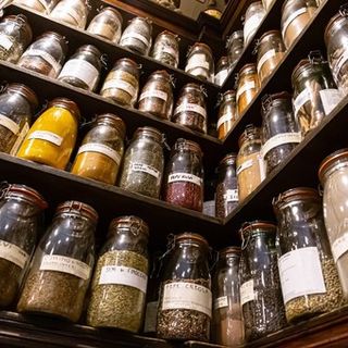 Il &quot;muro&quot; delle spezie della Drogheria Vercellini, bottega storica in centro Varese (servizio a cura di Giulia Nicora)