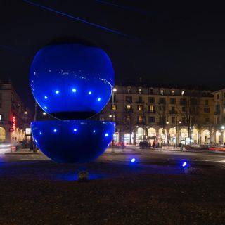 A Torino si illumina Sintesi 59, la scultura di Armando Testa in piazza XVIII Dicembre